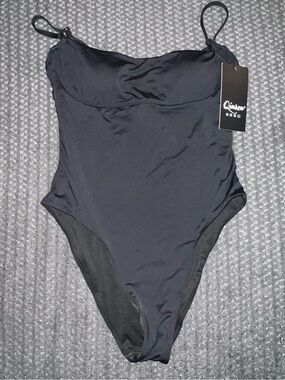 Qinsen Black One-Piece Swimsuit - Sleek Scoop Neck